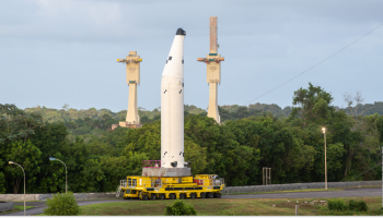 Lire l'article - Le premier booster du vol inaugural d’Ariane 6 est prêt